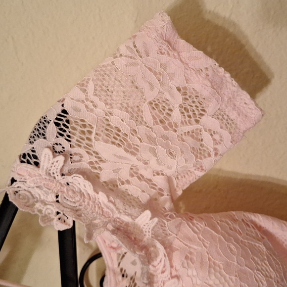 TOP CHIC Pink Lace Off/Shoulder Crop Top. NWOT Size Small - Picture 10 of 16
